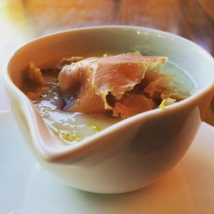 Casa Alongos. Crema de melón con xamón